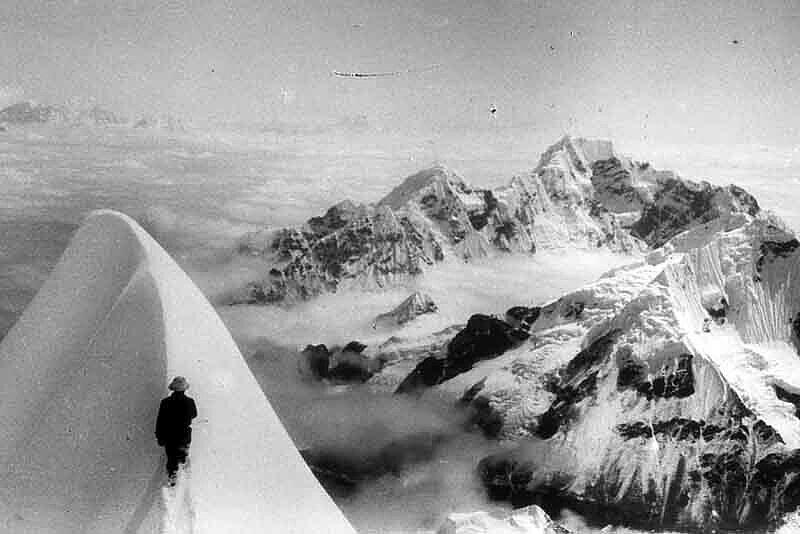 Das Bild zeigt Karl Wien 1931 am Schneefirst des Kangchendzoenga.