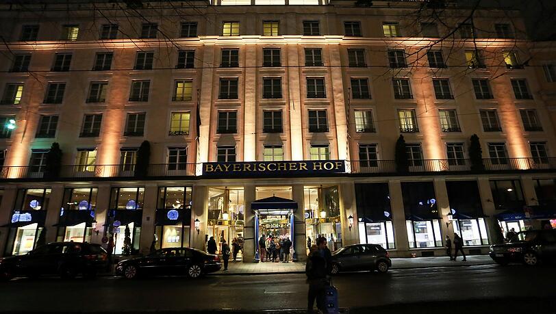Das Nobelhotel Bayerischer Hof am Münchner Promenadeplatz. Das Nobelhotel Bayerischer Hof am Münchner Promenadeplatz.