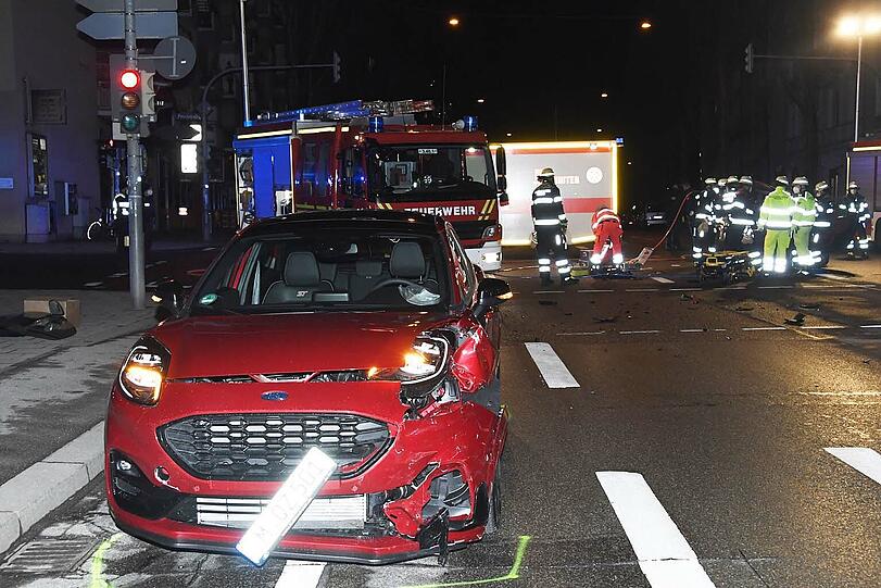 Die Besatzung des Rettungswagens, dem der 33-Jährige ausgewichen war, versorgte den Mann versorgt, nachdem dieser von der Feuerwehr aus dem Auto befreit worden war.