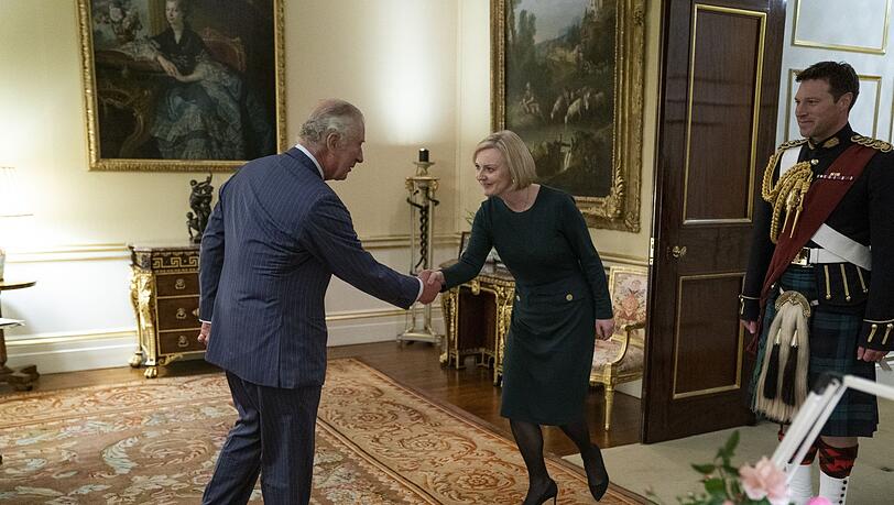 König Charles III. (l) empfängt Liz Truss im Buckingham Palace.