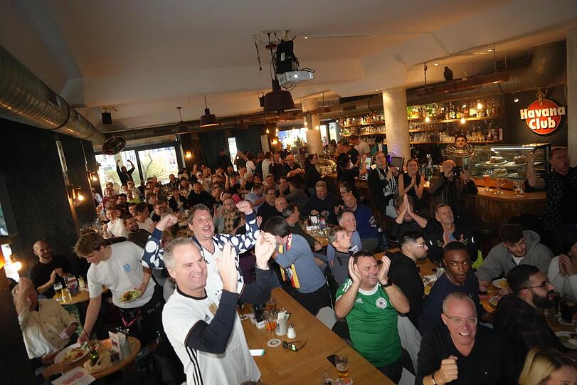 Jubel im Café Sax. Beim 1:0 für Deutschland ist die Welt noch in Ordnung für die Fans. Am Ende verliert Deutschland gegen Japan.