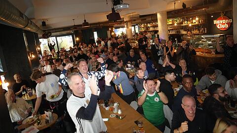 Jubel im Café Sax. Beim 1:0 für Deutschland ist die Welt noch in Ordnung für die Fans. Am Ende verliert Deutschland gegen Japan.