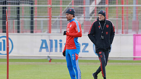 Leroy Sané (l.) und Thomas Tuchel im ersten Training des neuen Bayern-Trainers.