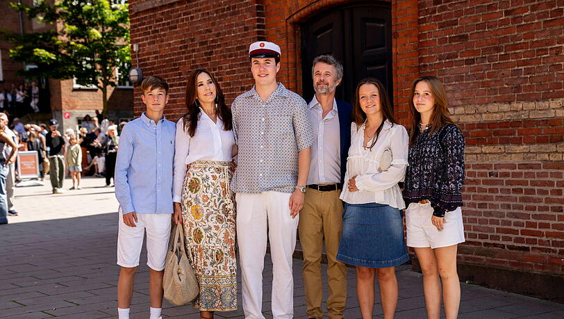 Zur Feier von Kronprinz Christians letzter abgelegter Abiturprüfung posiert die dänische Königsfamilie glücklich für ein Familienfoto.