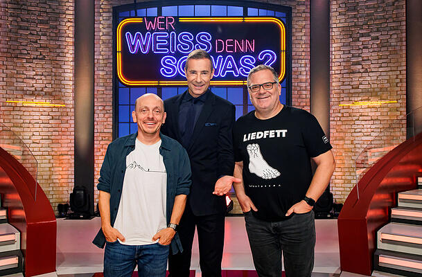 Moderator Kai Pflaume (m.) moderiert regelmäßig die ARD-Quizshow "Wer weiß denn sowas?". Bernhard Hoëcker (l.) und Elton (r.) treten in den Sendungen gegeneinander an. Dabei werden sie in jeder Ausgabe jeweils von anderen Promis in ihrem Rate-Team unterstützt. Moderator Kai Pflaume (m.) moderiert regelmäßig die ARD-Quizshow "Wer weiß denn sowas?". Bernhard Hoëcker (l.) und Elton (r.) treten in den Sendungen gegeneinander an. Dabei werden sie in jeder Ausgabe jeweils von anderen Promis in ihrem Rate-Team unterstützt.