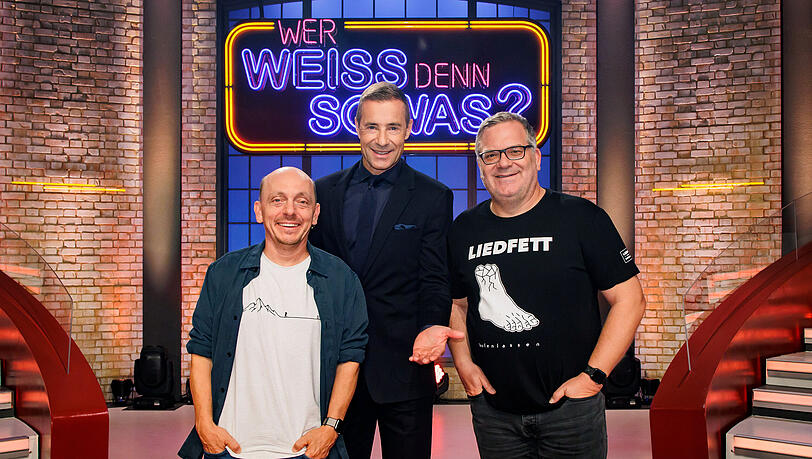 Moderator Kai Pflaume (m.) moderiert regelmäßig die ARD-Quizshow "Wer weiß denn sowas?". Bernhard Hoëcker (l.) und Elton (r.) treten in den Sendungen gegeneinander an. Dabei werden sie in jeder Ausgabe jeweils von anderen Promis in ihrem Rate-Team unterstützt. Moderator Kai Pflaume (m.) moderiert regelmäßig die ARD-Quizshow "Wer weiß denn sowas?". Bernhard Hoëcker (l.) und Elton (r.) treten in den Sendungen gegeneinander an. Dabei werden sie in jeder Ausgabe jeweils von anderen Promis in ihrem Rate-Team unterstützt.