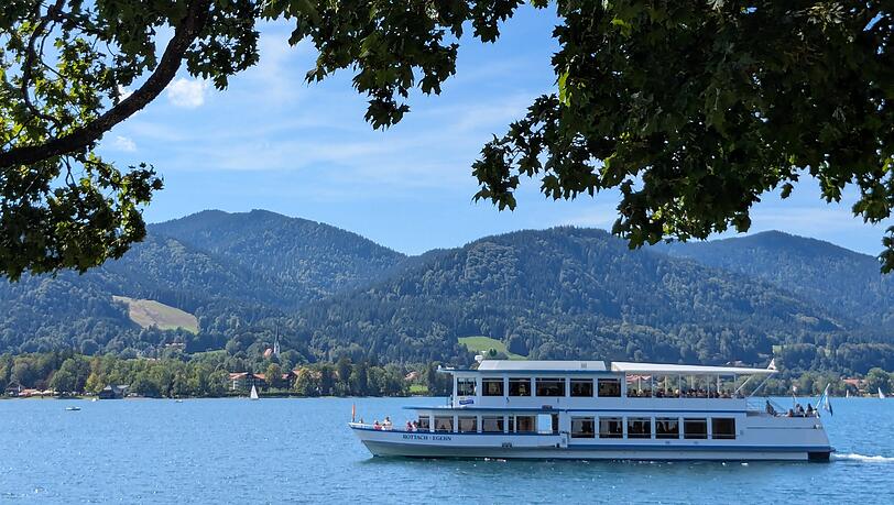 Ein Schiff f&auml;hrt im Sommer 2026 auf dem Tegernsee. Dieser war anders als der Starnberger See nicht von Niedrigwasser betroffen.