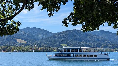 Ein Schiff f&auml;hrt im Sommer 2026 auf dem Tegernsee. Dieser war anders als der Starnberger See nicht von Niedrigwasser betroffen.