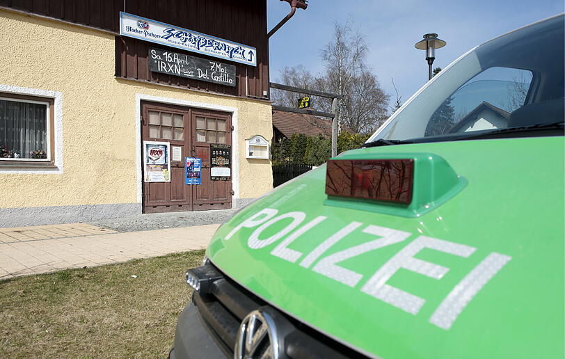 Ein Polizeiauto steht in Krailling.