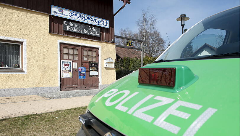 Ein Polizeiauto steht in Krailling. Ein Polizeiauto steht in Krailling.
