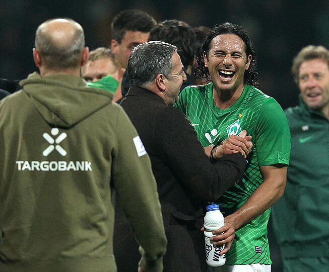&bdquo;Wir haben ihm alle die Hände geschüttelt. Bremen ist doch ein sparsamer Verein.&ldquo; 
(Bremens Klub-Chef Klaus Allofs (Mitte) auf die Frage, ob Torjäger Claudio Pizarro (Mitte rechts) ein Geschenk für seinen 150. Bundesliga-Treffer erhalten wird)