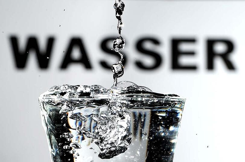 Noch geht keine akute Trinkwasserknappheit aus, jedoch wurde in einem Landkreis schon das Autowaschen mit Trinkwasser verboten. (Symbolfoto)
