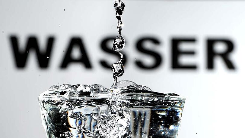 Noch geht keine akute Trinkwasserknappheit aus, jedoch wurde in einem Landkreis schon das Autowaschen mit Trinkwasser verboten. (Symbolfoto) Noch geht keine akute Trinkwasserknappheit aus, jedoch wurde in einem Landkreis schon das Autowaschen mit Trinkwasser verboten. (Symbolfoto)