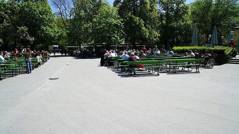 Der Biergarten am Chinesischen Turm war schon vor dem Mittag gut gefüllt.