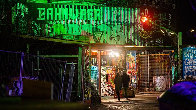Kein Einlass mit Pelz: Der Münchner Club Bahnwärter Thiel
