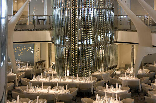 Futuristisch: Der Weinturm im Restaurant, Foto: Franz Neumeier