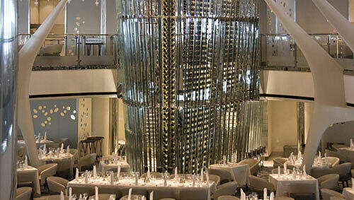 Futuristisch: Der Weinturm im Restaurant, Foto: Franz Neumeier Futuristisch: Der Weinturm im Restaurant, Foto: Franz Neumeier
