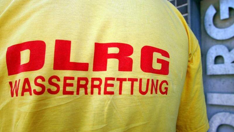 Ein Helfer der DLRG (Deutsche Lebens-Rettungs-Gesellschaft). Foto: Patrick Seeger/dpa/Archivbild
