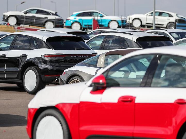 Neue Geländewagen vor dem Porsche-Werk in Leipzig.