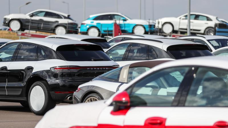 Neue Geländewagen vor dem Porsche-Werk in Leipzig. Neue Geländewagen vor dem Porsche-Werk in Leipzig.