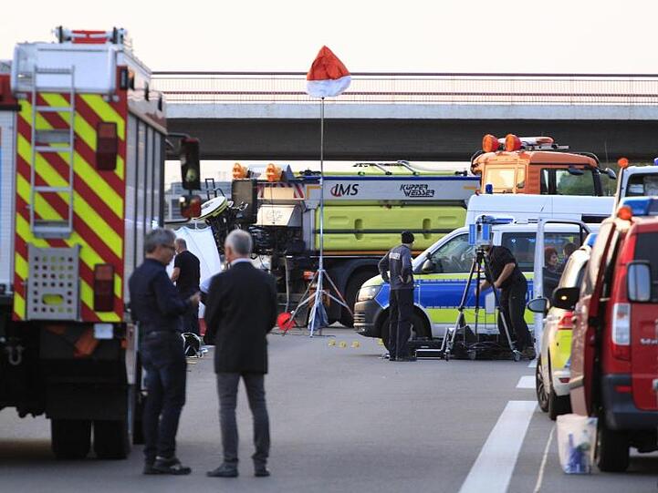 Polizisten stehen an der Anschlussstelle Hellersdorf auf der A10 nordöstlich von Berlin.