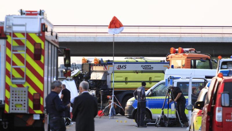 Polizisten stehen an der Anschlussstelle Hellersdorf auf der A10 nordöstlich von Berlin. Polizisten stehen an der Anschlussstelle Hellersdorf auf der A10 nordöstlich von Berlin.