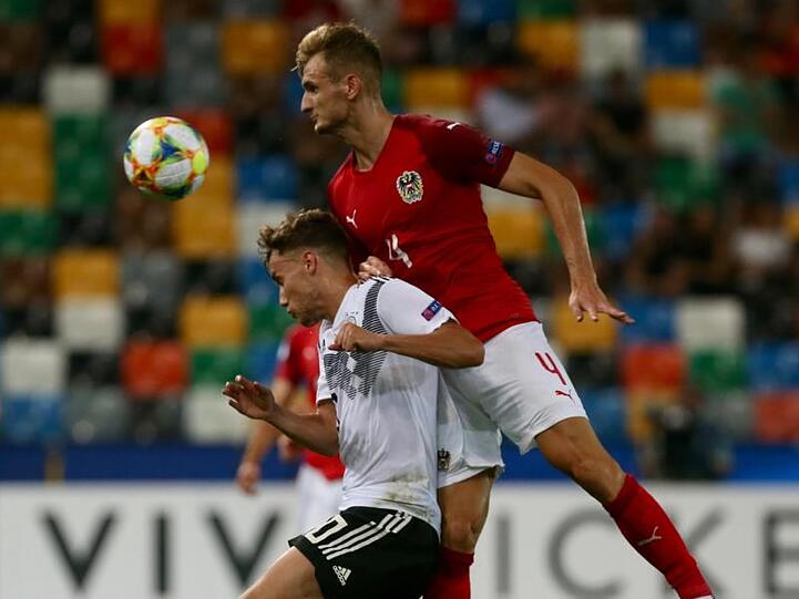 Deutschlands Luca Waldschmidt (l) und Österreichs Stefan Posch (o) kämpfen um den Ball.