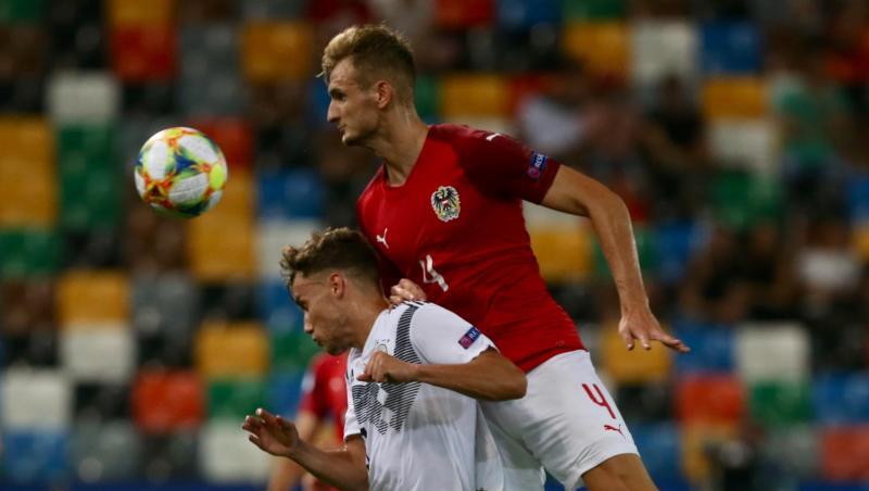 Deutschlands Luca Waldschmidt (l) und Österreichs Stefan Posch (o) kämpfen um den Ball. Deutschlands Luca Waldschmidt (l) und Österreichs Stefan Posch (o) kämpfen um den Ball.