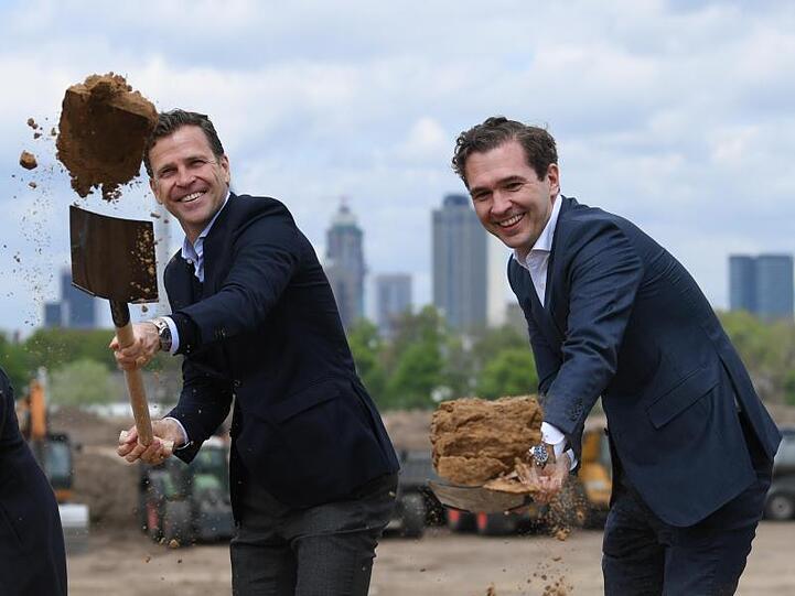 DFB-Direktor Oliver Bierhoff (l) und Generalsekretär Friedrich Curtius beim Spatenstich der DFB-Akademie.