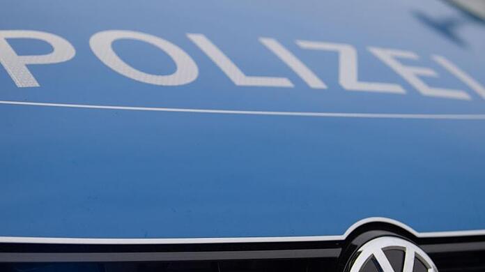 Am Friedrich-Engels-Bogen musste die Polizei ein gelegte Feuer löschen. (Symbolbild)