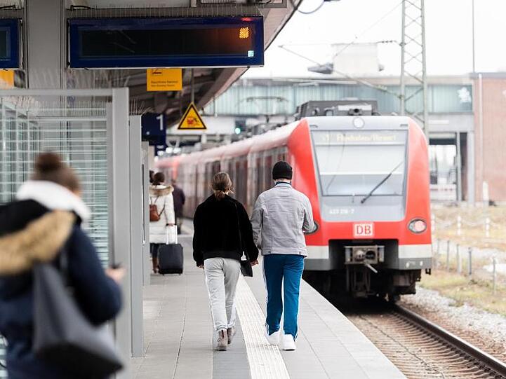 Passanten auf dem S-Bahnsteig an der Donnersberger Brücke. Foto: Matthias Balk/dpa