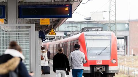 Passanten auf dem S-Bahnsteig an der Donnersberger Brücke. Foto: Matthias Balk/dpa