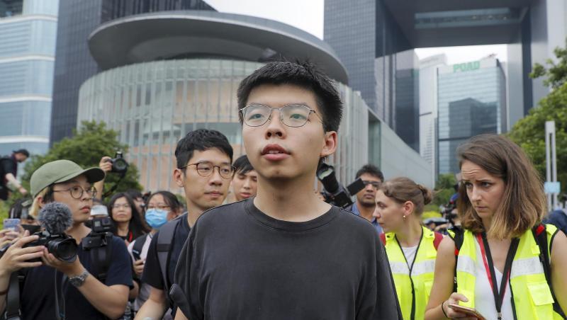 Joshua Wong (M) war wegen seiner Rolle in der "Regenschirm"-Bewegung 2014 zu einer zweimonatigen Haftstrafe verurteilt worden. Joshua Wong (M) war wegen seiner Rolle in der "Regenschirm"-Bewegung 2014 zu einer zweimonatigen Haftstrafe verurteilt worden.