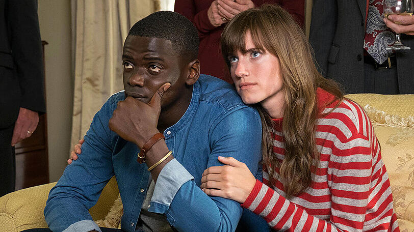 Chris (Daniel Kaluuya) erlebt bei den Eltern seiner Freundin Rose (Allison Williams) schreckliche Dinge.