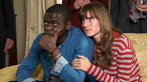 Chris (Daniel Kaluuya) erlebt bei den Eltern seiner Freundin Rose (Allison Williams) schreckliche Dinge.