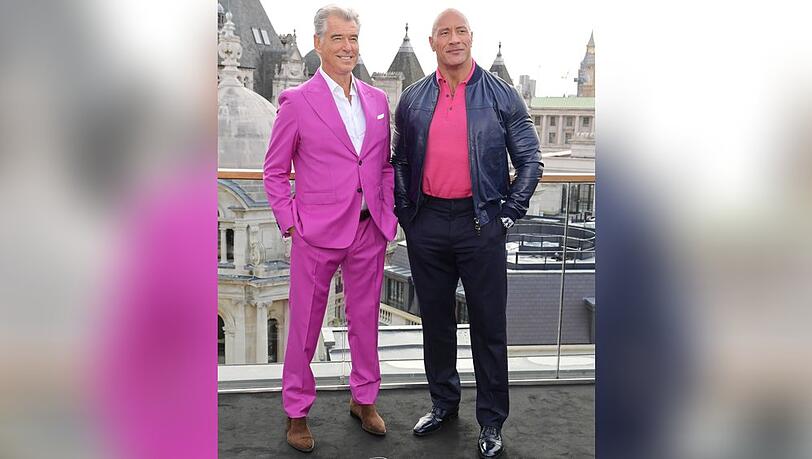 Pierce Brosnan (li.) setzte bei einem Fototermin in London auf Pink.