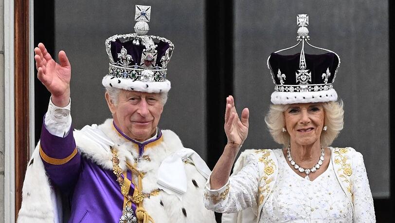 König Charles III. und Königin Camilla auf dem Balkon des Buckingham-Palastes.