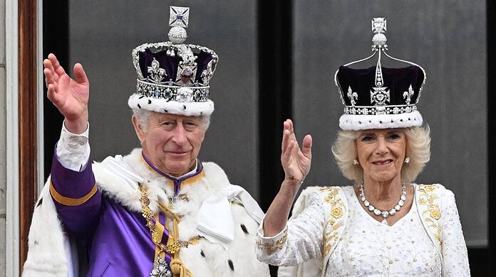 König Charles III. und Königin Camilla auf dem Balkon des Buckingham-Palastes.