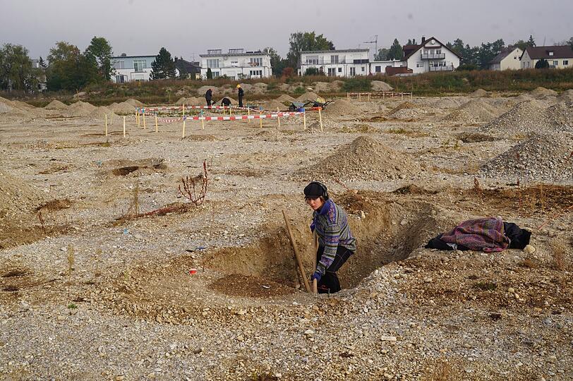 Eine Grabungshelferin am Lerchenauer Feld in Feldmoching - hier haben Archäologen über 100 Hausgrundrisse, dazu Brunnen und Gräber von Kelten und Römern entdeckt.