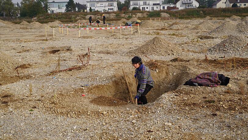 Eine Grabungshelferin am Lerchenauer Feld in Feldmoching - hier haben Archäologen über 100 Hausgrundrisse, dazu Brunnen und Gräber von Kelten und Römern entdeckt. Eine Grabungshelferin am Lerchenauer Feld in Feldmoching - hier haben Archäologen über 100 Hausgrundrisse, dazu Brunnen und Gräber von Kelten und Römern entdeckt.