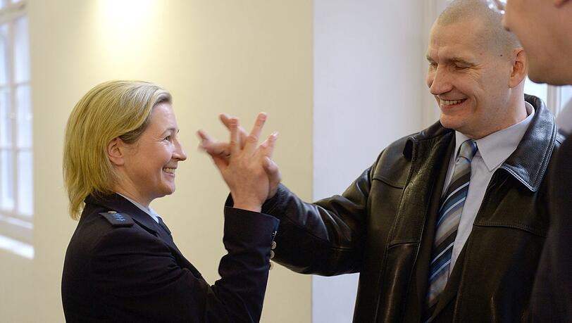 Claudia Pechstein und ihr Lebensgefährte Matthias Große feiern einen juristischen Erfolg. Claudia Pechstein und ihr Lebensgefährte Matthias Große feiern einen juristischen Erfolg.