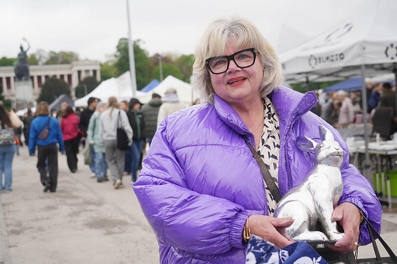 Barbara hält ihren silbernen Deko-Hasen. Über 20 Euro hat der laut Preisschild mal gekostet, auf dem Flohmarkt gab’s ihn für vier Euro.
