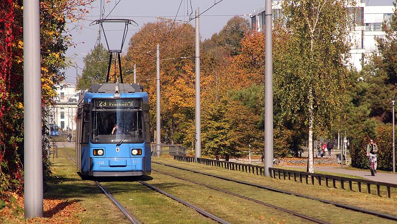 Die bestehende Tram 23 wird von Schwabing Nord kommend verlängert und fährt voraussichtlich ab Ende 2029 durch das neue Quartier Neufreimann Richtung Am Hart.