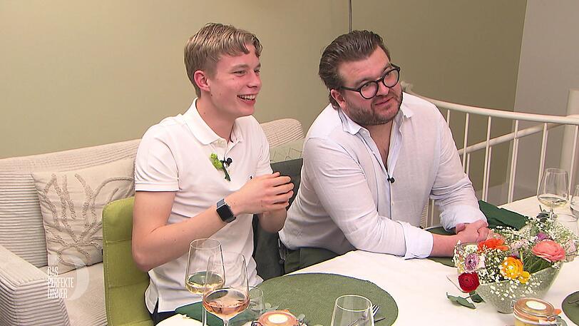 Gourmets zweier Generationen: Noah (19, links) und Gregor (41) sind gespannt auf Janniks Men&uuml;.