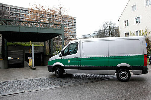Ein Polizei-Transporter bringt die Angeklagten zur Urteilsverkündung