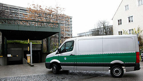 Ein Polizei-Transporter bringt die Angeklagten zur Urteilsverkündung Ein Polizei-Transporter bringt die Angeklagten zur Urteilsverkündung