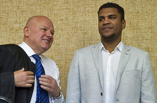 Lächelt schon wieder vor Gericht: Fußballer Breno und sein Anwalt Werner Leitner