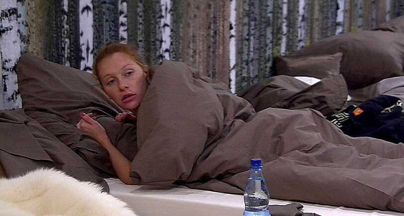 Natalia kommt aus dem Geheim-Bereich zurück. Sie konnte von dort aus die ein oder andere Lästerei ihrer Mitbewohner mitverfolgen. Stellt sie sie zur Rede?