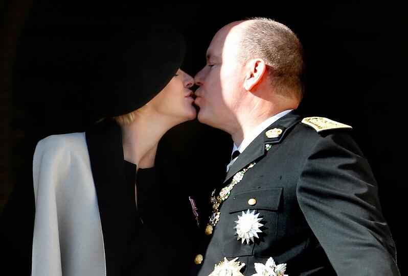 Fürst Albert II. und Fürstin Charlene von Monaco küssen sich am Nationalfeiertag.