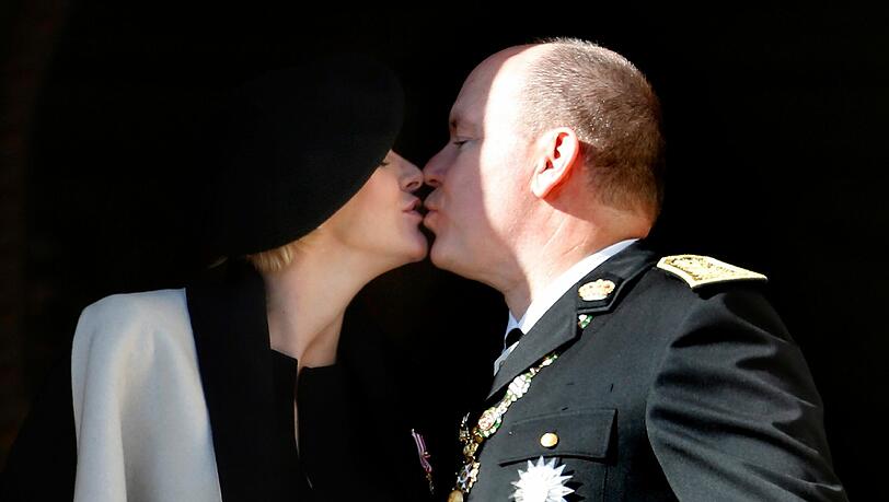 Fürst Albert II. und Fürstin Charlene von Monaco küssen sich am Nationalfeiertag. Fürst Albert II. und Fürstin Charlene von Monaco küssen sich am Nationalfeiertag.